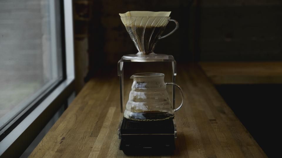 Koffiemachine die gereinigd en onderhouden wordt