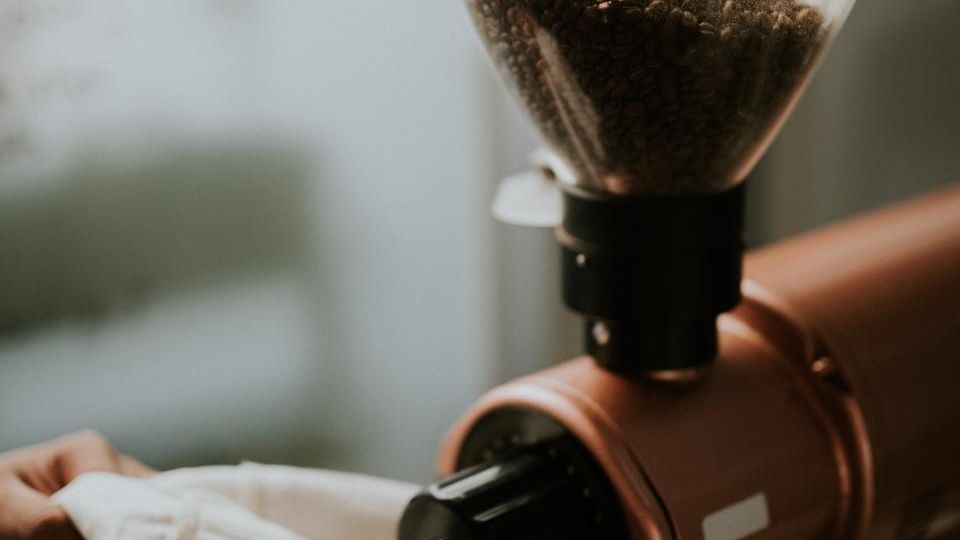 Koffiezetapparaat in stand-by op het aanrecht
