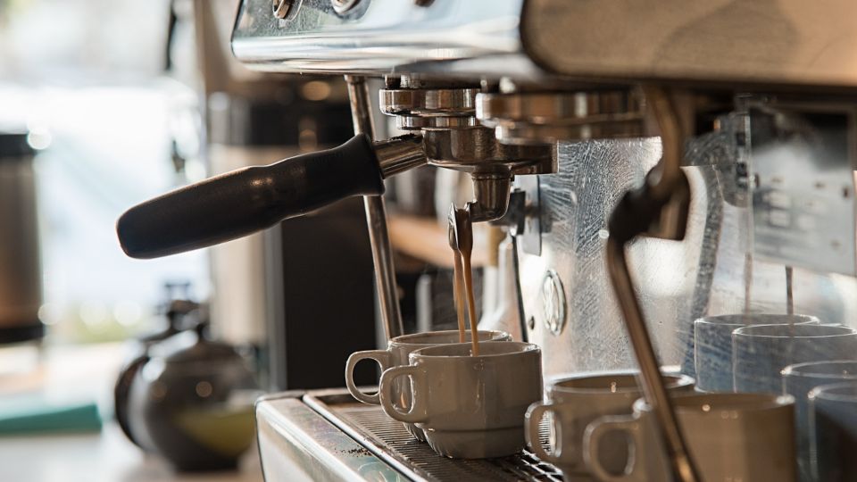 Professionele espressomachine in een koffiebar